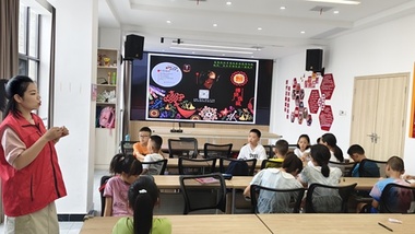 长江市场社区开展“编织七彩童年”绳结活动