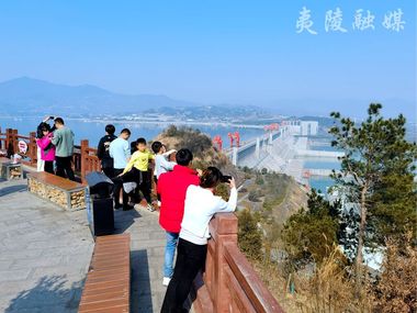 【新春走基层】夷陵中堡岛公园：登山观坝，游客络绎不绝